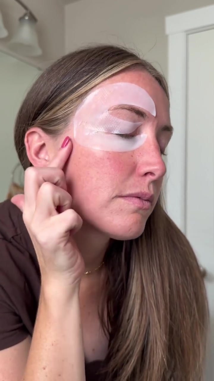 A customer video of the Koseon eye mask