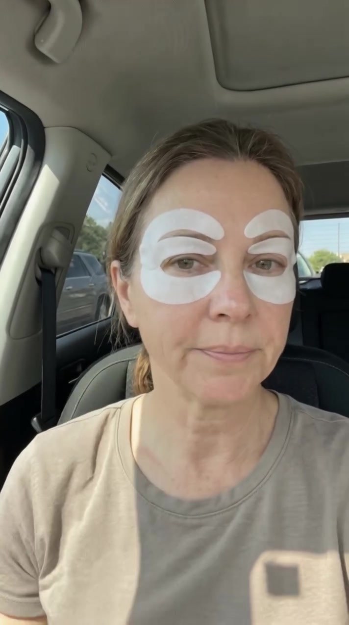 A customer video of the Koseon eye mask
