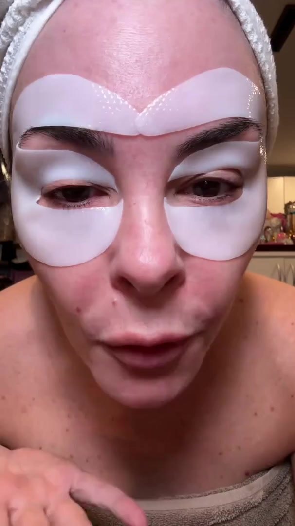 A customer in a towel wearing the Koseon eye mask
