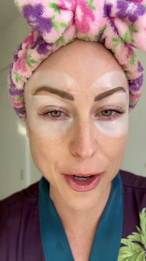 A customer in a floral headband wearing the Koseon eye mask