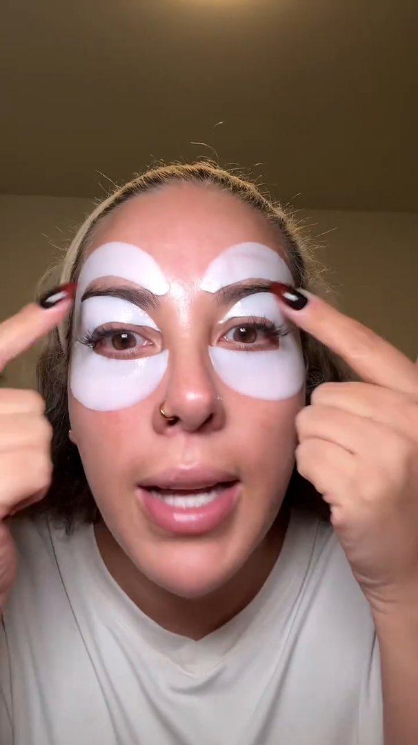Customer in a white T-shirt wearing the Koseon eye mask